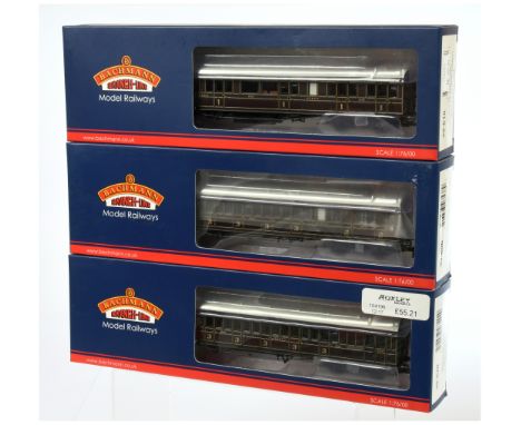 Bachmann a group of SE&amp;CR Coaches comprising of 39-600 Brake Composite Coach, 39-610 Composite Lavatory and 39-620 3rd/Br