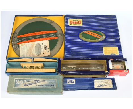 Hornby Dublo &amp; Bachmann a boxed group to include Hornby Dublo 3-rail D1 Turntable, Bachmann 44-005 Market Hampton Halt an