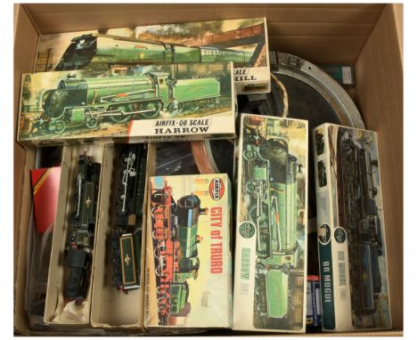 Bachmann, Dapol &amp; Similar a mixed group of Parts, Accessories and Unassembled/ Part Built Kits to include a boxed Dapol 4