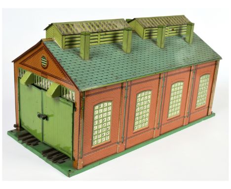 Hornby O Gauge E2E Engine Shed. Version with green base, with electrical connection &amp; fitted with 1x light. Condition: Fa