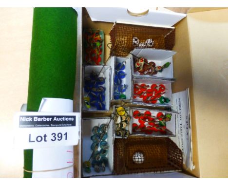 Football : Subbuteo table soccer - 8 teams, 4 balls, 2 goals and pitch, all in good cond.