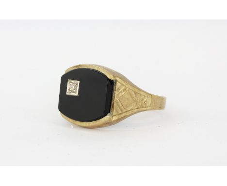 A gentleman's hallmarked 9ct yellow gold signet ring set with carved onyx and a diamond, (R.5).