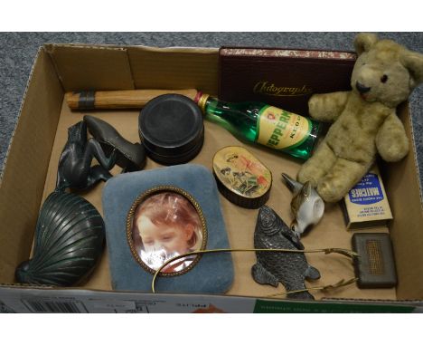 A papier mache snuff box and other collectables.