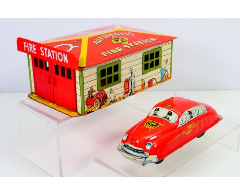 Marx - A Marx tinplate automatic fire Station, with fire chief vehicle inside and wind up release mechanism. (untested but ve