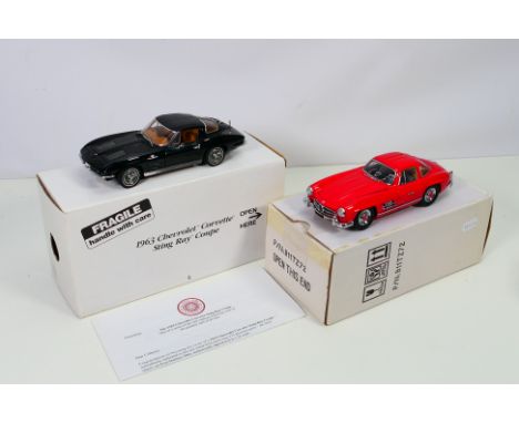 Danbury Mint - Franklin Mint - 2 x boxed cars in 1:24 scale, 1963 Chevrolet Corvette Sting Ray Coupe and a Mercedes 300 SL. B