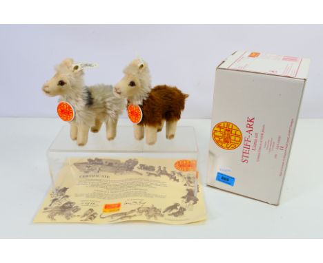 Steiff -  A boxed Steiff Noah's Ark collection 1995: 'Llama Set' by Steiff, limited to 8,000 pieces. Llamas come with their g