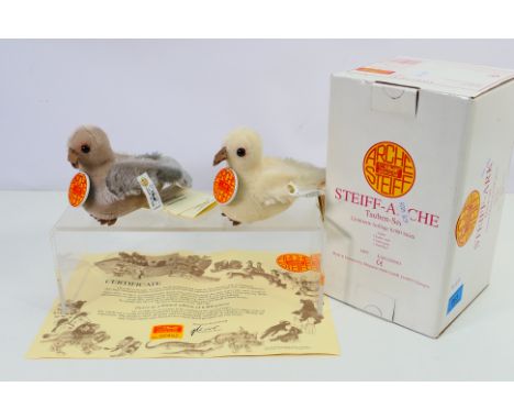 Steiff - A boxed Steiff Noah's Ark collection 1997: 'Dove Set' by Steiff, limited to 8,000 pieces. Doves come with their gold