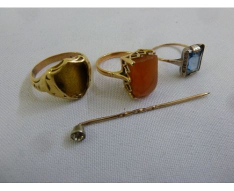 A quantity of 9ct and 18ct gold jewellery to include three rings and a stick pin, approx total weight 15.6g