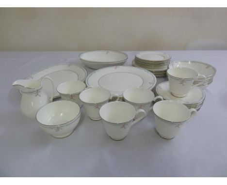 Royal Doulton Carnation dinner and tea service, six place settings  (41)