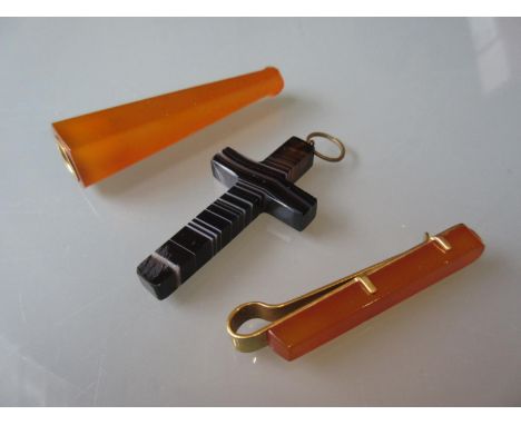 Agate crucifix, 9ct yellow gold tie pin and a cheroot holder 