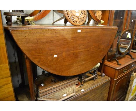 Large 18th Century large mahogany oval drop-leaf gateleg dining table, raised on four turned tapering pad supports with two g