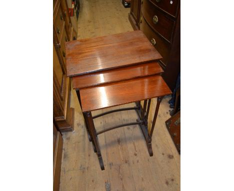 Nest of three rectangular mahogany occasional tables on twin turned end supports together with a Chinese table lamp 