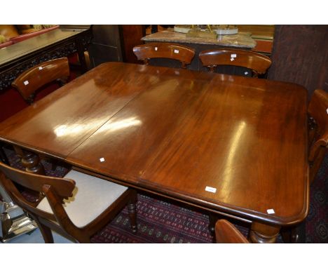 Victorian mahogany pull-out extending dining table, the moulded top above a moulded frieze raised on four turned and tapering