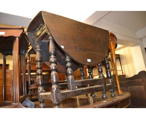 Small 18th Century oak oval gate leg table on bobbin turned supports with stretchers 