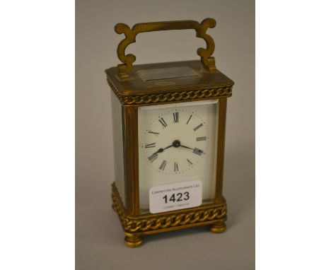 Early 20th Century gilt brass carriage clock with chain link design frieze, the enamel dial with Roman numerals and a single 