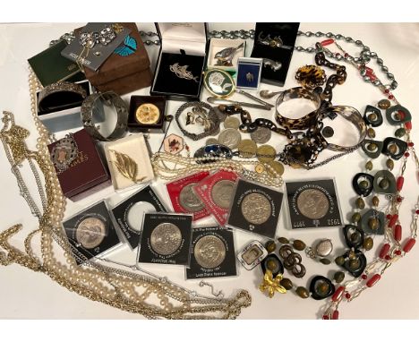 Jewellery - a Hjaltasteyn Scottish silver Celtic Dolphins brooch, signed, boxed;  pewter Otters, birds, silver hinge bangle; 