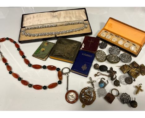 Jewellery - an Agate bead necklace,  set three silver buttons, Reynolds &amp; Westwood, Birmingham 1901,  others Naval, Milit