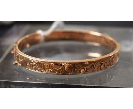 A 9ct gold etched topped hollow hinge bangle, 10.4g gross