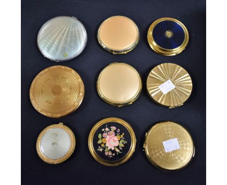 A quantity of ladies' powder compacts to include floral designs, engine turned, enamel effect, mostly gold tone 