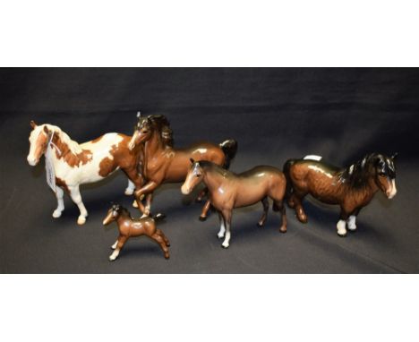 A Beswick ceramic model of a Skewbald horse; others, prancing horse, foal, Shetland pony etc (5)