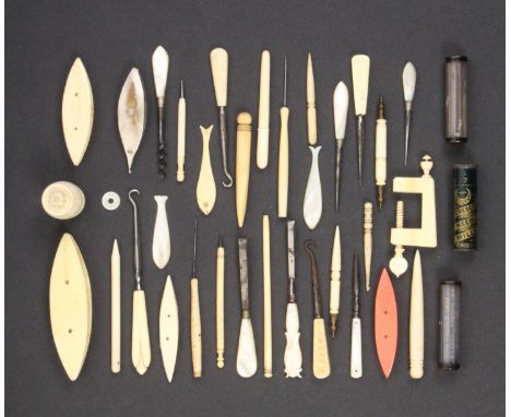 A mixed lot _ sewing comprising an ivory thread barrel, 4cm, five various shuttles, largest 10cm, a Mitrailleuseæcylinder nee