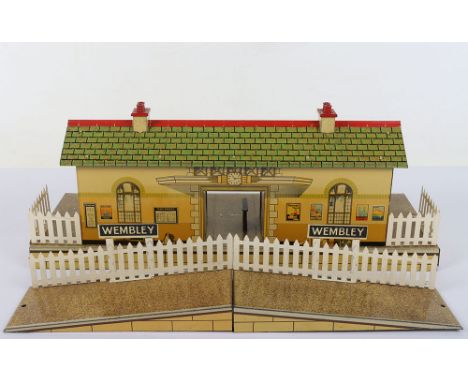 Hornby Series 0 gauge boxed No.4E Wembley station, tin printed station with speckled platforms, square arch over booking hall
