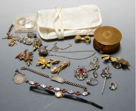 A collection of miscellaneous costume jewellery to include two shell carved cameo brooches, South African Republic two shilli