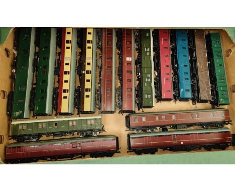 Fifteen&nbsp;Bachmann, Hornby cars/carriages,&nbsp;00 gauge, various liveries 
