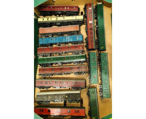 Fifteen Bachmann; Hornby; etc., cars/carriages, various liveries 00 gauge