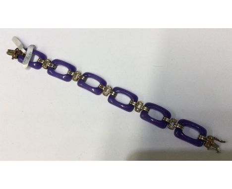 A lavender jade bracelet of Art Deco form with diamond links in silver. Approx. 18 grams. Est. £40 - £60.