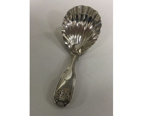 A heavy fiddle, thread and shell crested silver caddy spoon. London 1827. By William Chawner. Approx. 30 grams. Est. £50 - £8
