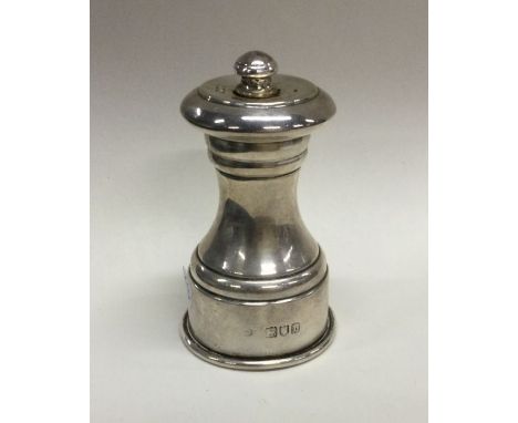 An Edwardian silver pepper grinder of typical form. London 1897. Approx. 135 grams. Est. £70 - £80.