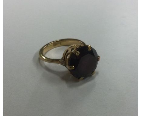 An 18 carat gold amethyst single stone ring in claw mount. Approx. 6 grams. Est. £50 - £80.