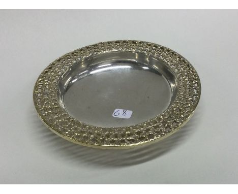 STUART DEVLIN: An attractive silver and silver gilt bonbon dish of stylised form. London 1971. Approx. 120 grams. Est. £250 -