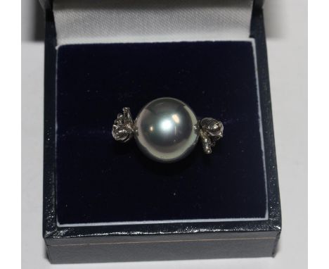 A Misaki 925 silver pearl ring with two cats seated either side of the pearl, in box 