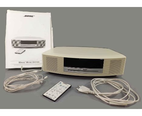 BOSE. Wave music system. Stereoanlage.10,6 x 36,8 x 21,9 x cm. 3,9 kg. CD/MP3 Radio Wecker AUX in Silver/Weiß. Mit Bedienungs