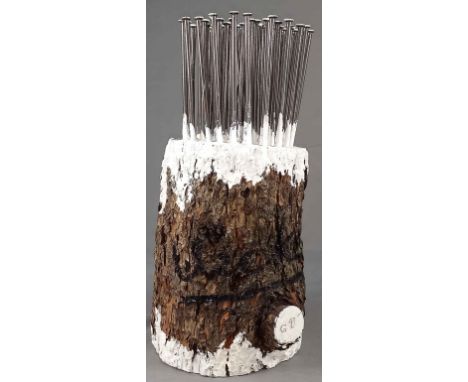Nach Günther UECKER (1930 -). Nagelbaum.44 cm hoch x circa 20 cm Durchmesser. Handgefertigt. Nägel, weiße Farbe, Holzstamm. M