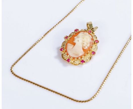 18 carat gold chain with ruby set cameo medallion, the chain 3,83 grams, the medallion with an indistinct mark possibly for 1