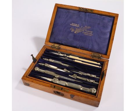 Early 20th Century drawing instrument set, with various drawing tools housed in the oak box with velvet lining 