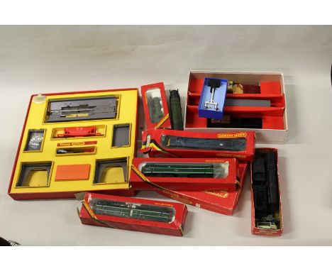 Triang and Hornby model railway to include R319 operating t.c mail coach set, R161 operating hopper car set, ED3 Junction sig