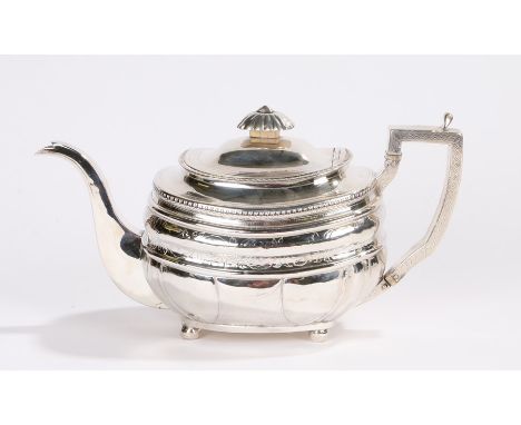 George III silver teapot, London 1809, maker Duncan Urquhart &amp; Naphtali Hart, with reeded silver finial to the domed hing