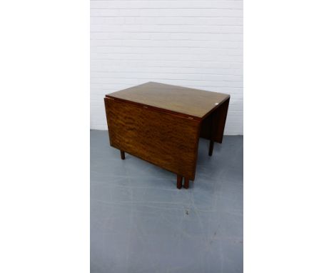 An Edwardian framed mahogany gate leg table having a moulded top raised on tapering squared supports, 100 x 75cm