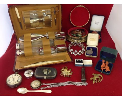 Miscellaneous silver & jewellery including a cased vanity set, a cased hallmarked silver poultry medal, a Victorian silver po