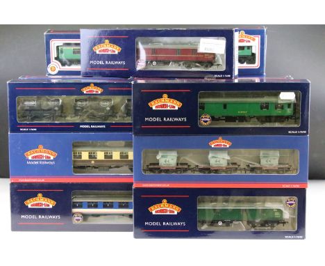 25 Boxed Bachmann OO gauge items of rolling stock to include 37666A 14 Ton Tank Wagon ESSO black weathered set of 3, 39271 BR