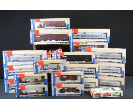 37 Boxed Walthers OO gauge items of rolling stock and multi set packs to include 93234110 72' Centre Beam Flat Car Norfolk So