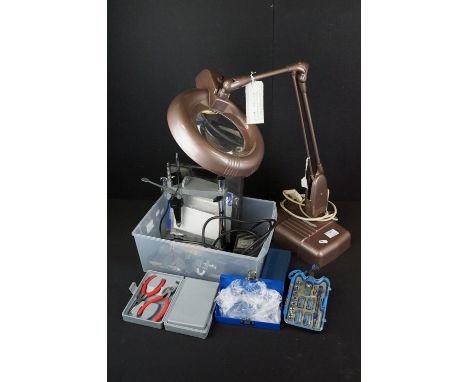 Group of tools / modelling tools to include a Maxicraft modellers drill, RS Illuminated Bench Magnifier retro lamp, Blue Spot