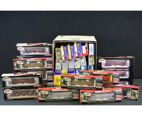 38 Boxed HO gauge items of rolling stock to include 16 x Atlas featuring #20 000 463 Southern Hopper Car 3 Pack, 7 Life Like 
