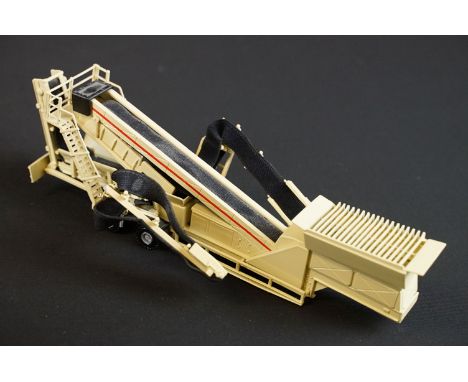 Hi Mo Bo of Germany 1/50 scale Nordberg SW348 Screener Plant, raised on 2 wheeled axles, finished in cream / desert colour, d