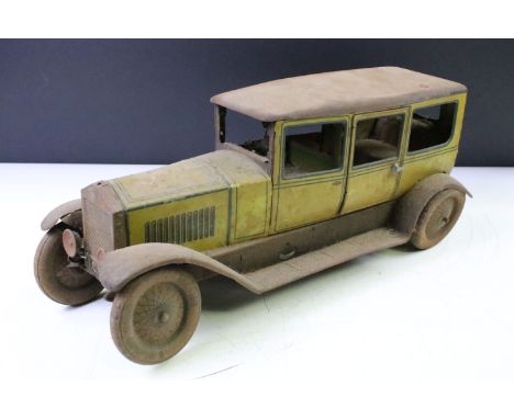 Early 20th Century German Tippco / Tipp &amp; Co Limousine / Saloon Car clockwork tinplate toy (Circa 1928), with lithographi