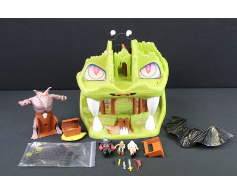 Collection of LJN Dungeons And Dragons items to include LJN Advanced Fortress Of Fangs action figure playset, all appearing c